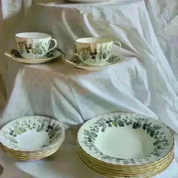 Set of 4- Lavinia Fruit Bowls - Picture 2 of 2